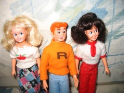 archie 3 dolls top_01